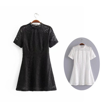 Fekete-fehér csipkés női ruha