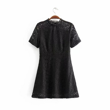 Fekete-fehér csipkés női ruha