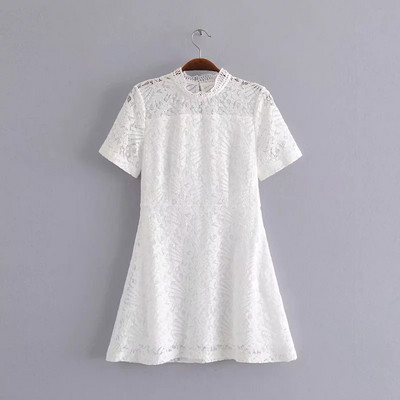 Fekete-fehér csipkés női ruha