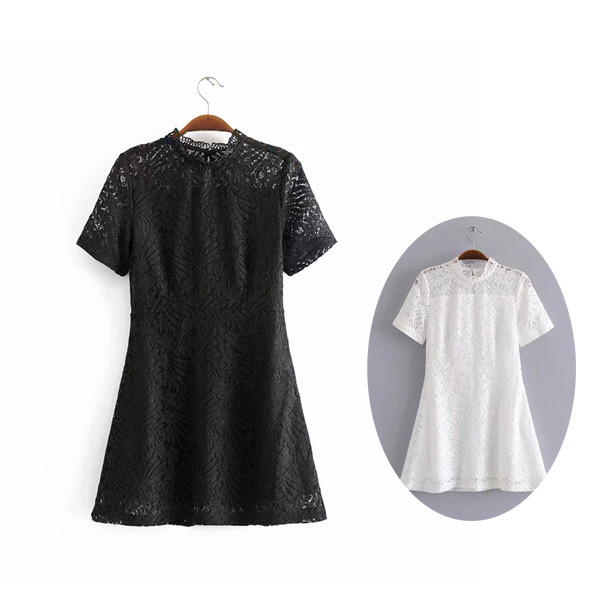 Fekete-fehér csipkés női ruha