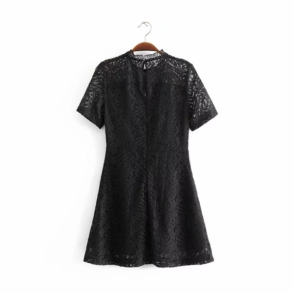 Fekete-fehér csipkés női ruha