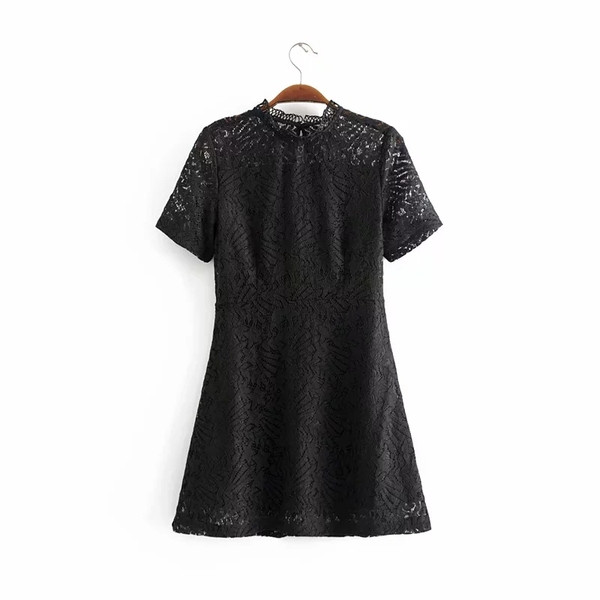 Fekete-fehér csipkés női ruha