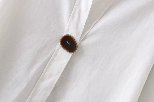 Női alkalmi ing gombbal - aszimmetrikus mintás fehér színben