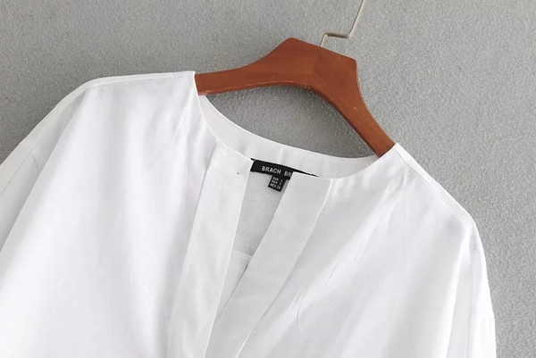 Női alkalmi ing gombbal - aszimmetrikus mintás fehér színben