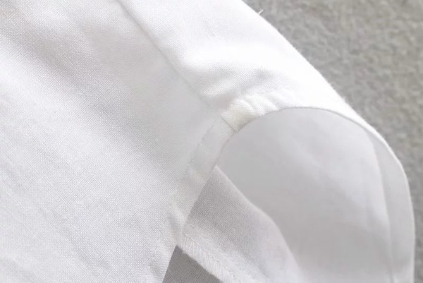 Női alkalmi ing gombbal - aszimmetrikus mintás fehér színben