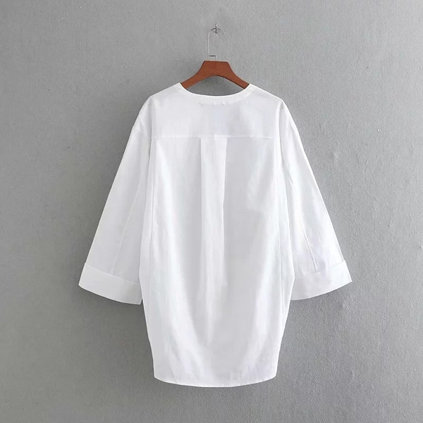 Női alkalmi ing gombbal - aszimmetrikus mintás fehér színben