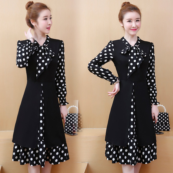Elegáns, fekete pöttyös női ruha
