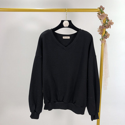 Дамски пуловер в черен цвят - изчистен модел