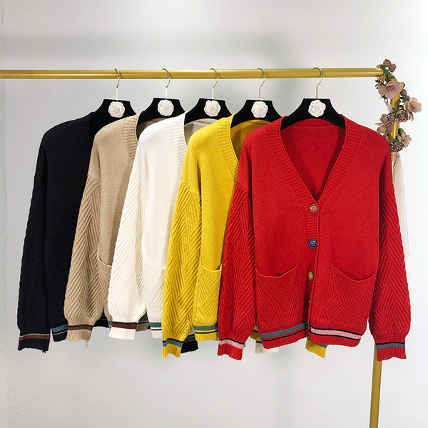 Női kardigán színes gombokkal, több színben