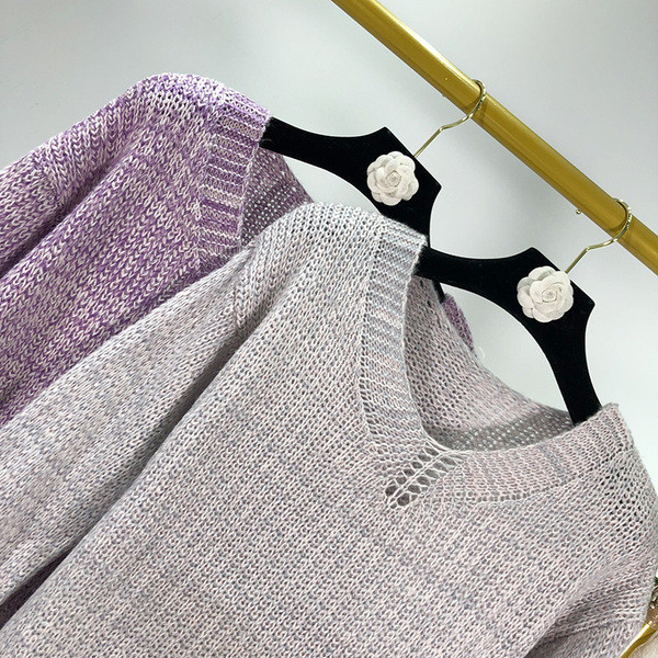 Pulover de dama cu decolteu in V in doua culori