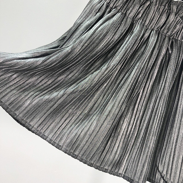 Fusta scurta plisata de culoare argintie