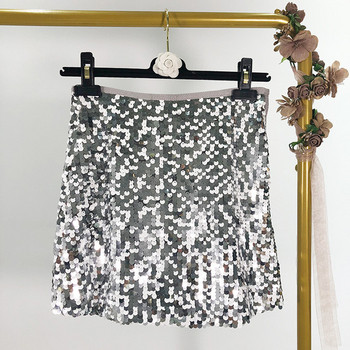 Rövid, modern szoknya ezüst színű flitterekkel