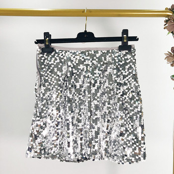 Rövid, modern szoknya ezüst színű flitterekkel