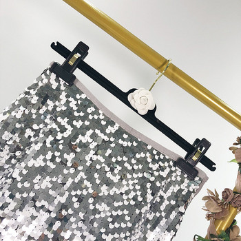 Rövid, modern szoknya ezüst színű flitterekkel