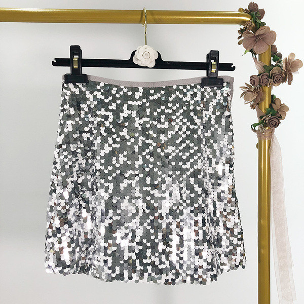 Rövid, modern szoknya ezüst színű flitterekkel