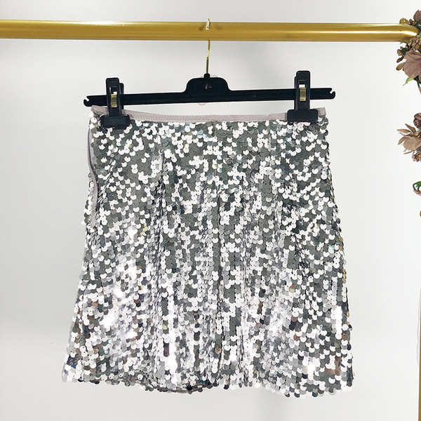Rövid, modern szoknya ezüst színű flitterekkel