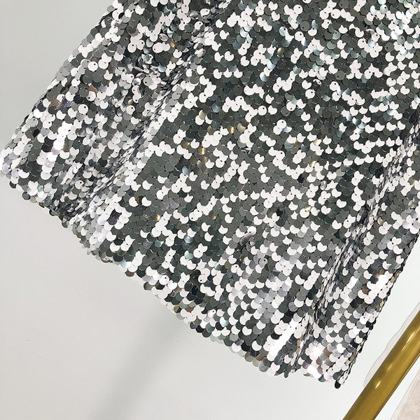 Rövid, modern szoknya ezüst színű flitterekkel