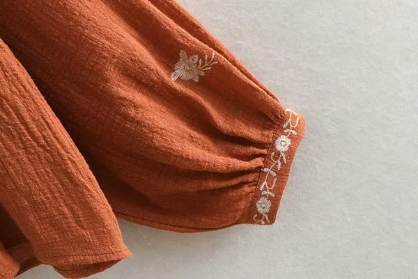 Női blúz narancssárga hímzéssel