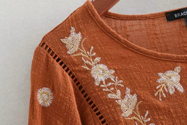 Női blúz narancssárga hímzéssel