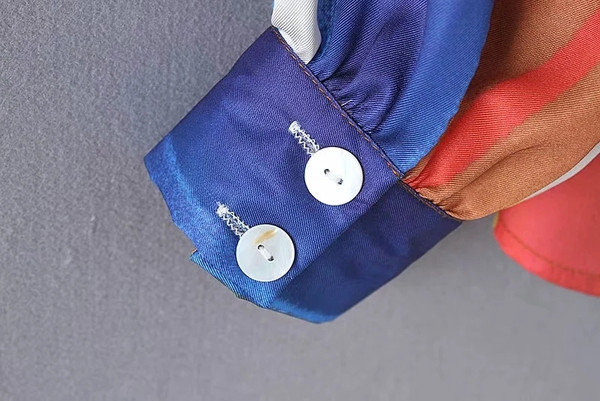 Bluză de damă în dungi cu decolteu în V