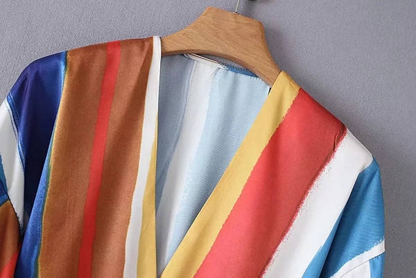 Bluză de damă în dungi cu decolteu în V