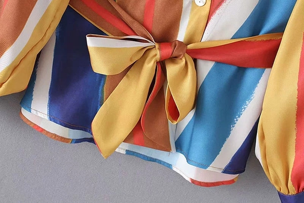 Bluză de damă în dungi cu decolteu în V