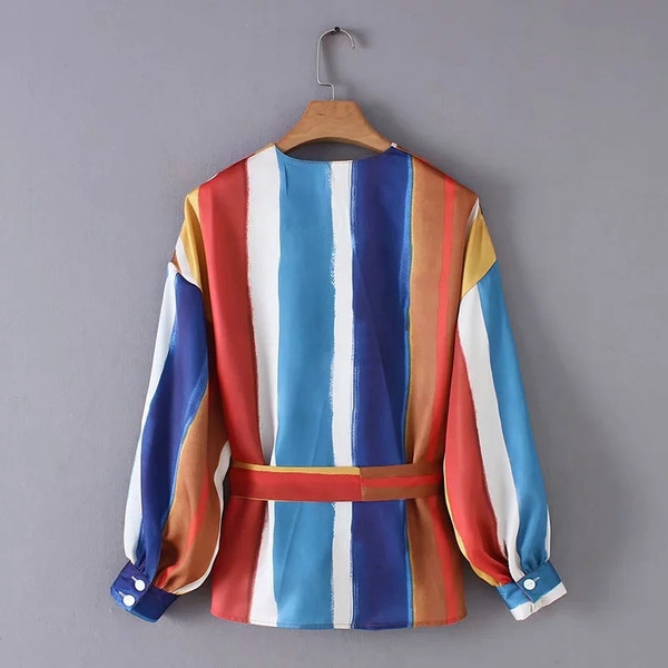 Bluză de damă în dungi cu decolteu în V