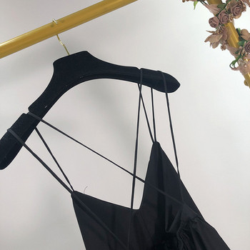 Fekete rövid női ruha vékony pántokkal