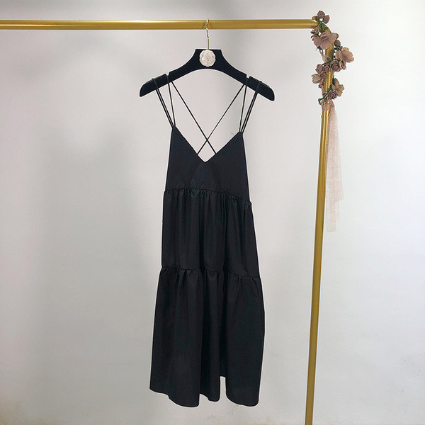 Fekete rövid női ruha vékony pántokkal