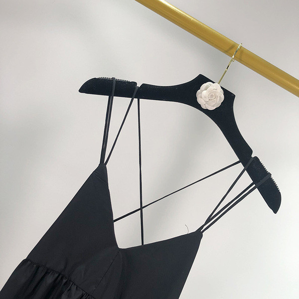 Fekete rövid női ruha vékony pántokkal