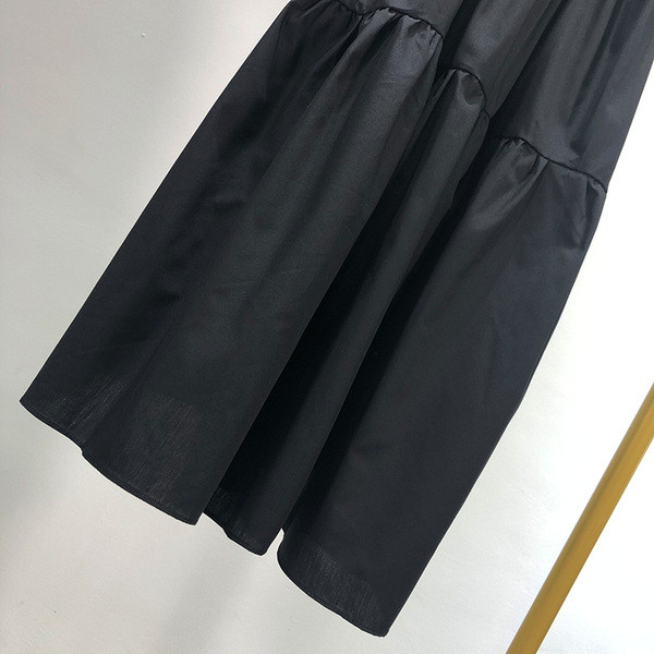 Fekete rövid női ruha vékony pántokkal