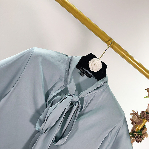 Női blúz megkötős és rövid ujjú kék színben