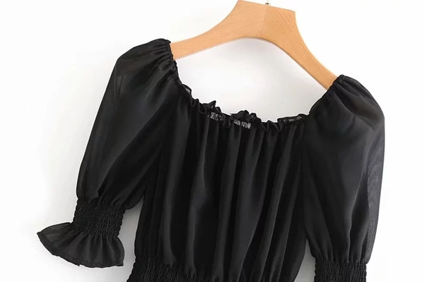 Fekete színű, csipkés női blúz