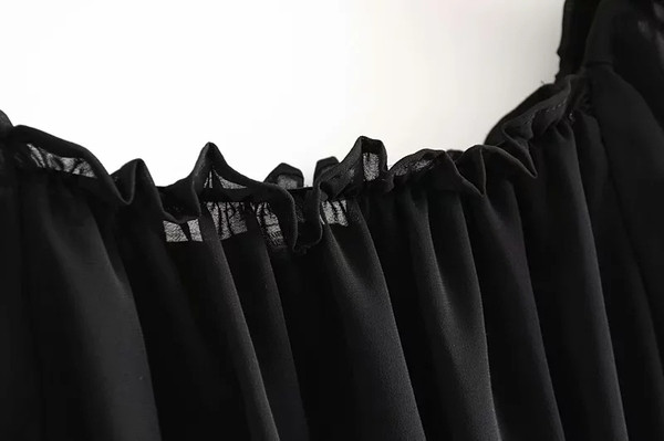 Fekete színű, csipkés női blúz