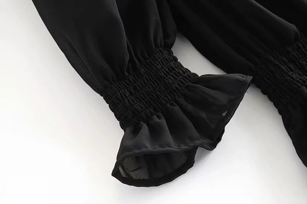 Fekete színű, csipkés női blúz