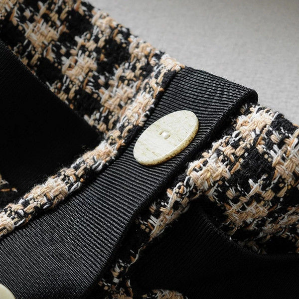 Női szoknya gombokkal, magas derékkal