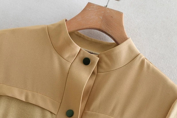 Női ruha rövid ujjal és bézs színű zsebekkel