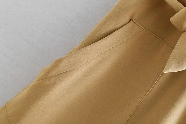 Női ruha rövid ujjal és bézs színű zsebekkel