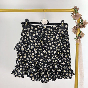Rövid, hétköznapi női szoknya virágmintával