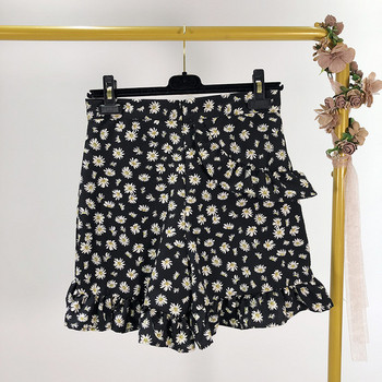Rövid, hétköznapi női szoknya virágmintával