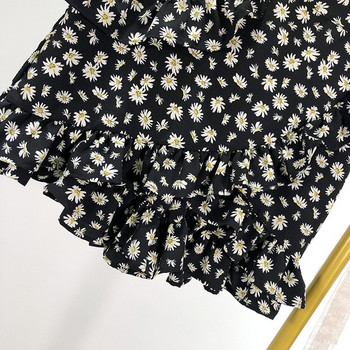 Rövid, hétköznapi női szoknya virágmintával