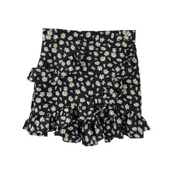 Rövid, hétköznapi női szoknya virágmintával