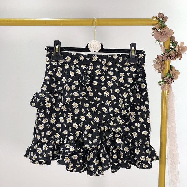 Rövid, hétköznapi női szoknya virágmintával