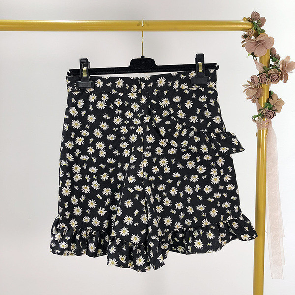 Rövid, hétköznapi női szoknya virágmintával
