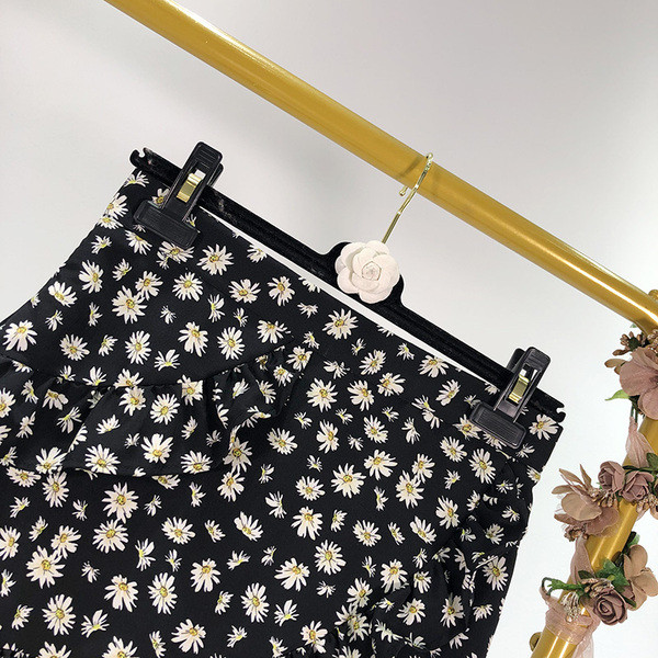 Rövid, hétköznapi női szoknya virágmintával