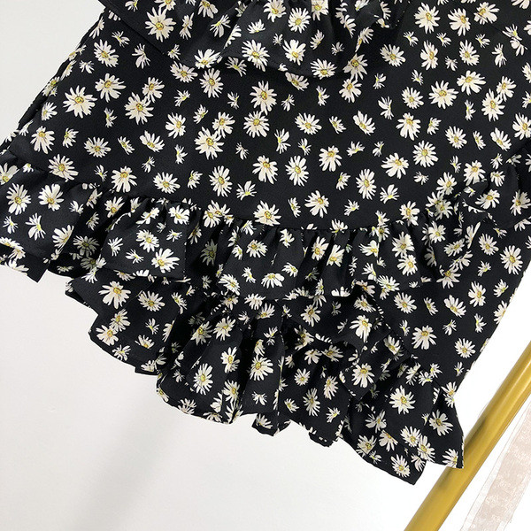 Rövid, hétköznapi női szoknya virágmintával