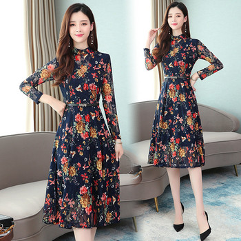 Modern női ruha virágmintával, csipkeujjakkal