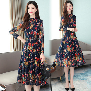 Modern női ruha virágmintával, csipkeujjakkal