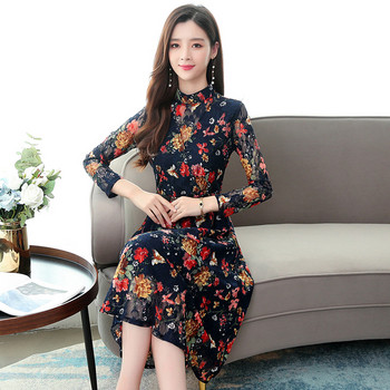 Modern női ruha virágmintával, csipkeujjakkal