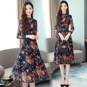 Modern női ruha virágmintával, csipkeujjakkal